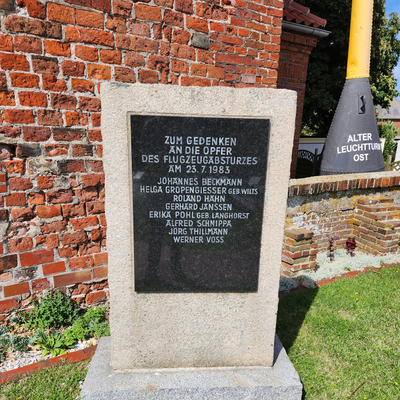 Gedenkstein an die Opfer des Flugzeugabsturz am 23.07.1983 am alten Leuchtturm