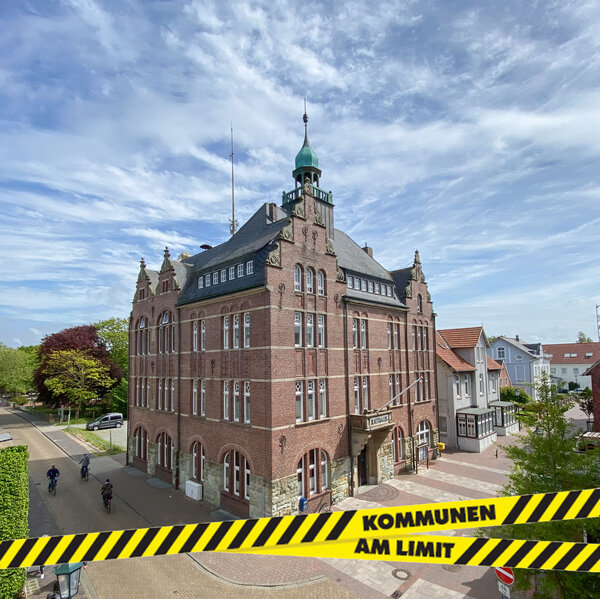 Bild vergr&ouml;&szlig;ern: Rathaus mit dem gelb-schwarzen Banner "Kommunen am Limit"