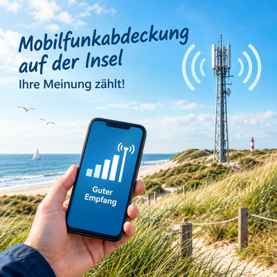 Smartphone mit gutem Mobilfunkempfang vor einer K&uuml;sten- und D&uuml;nenlandschaft. Im Hintergrund steht ein Mobilfunkmast. Das Bild wirbt f&uuml;r eine Umfrage zur Mobilfunkabdeckung auf der Insel.